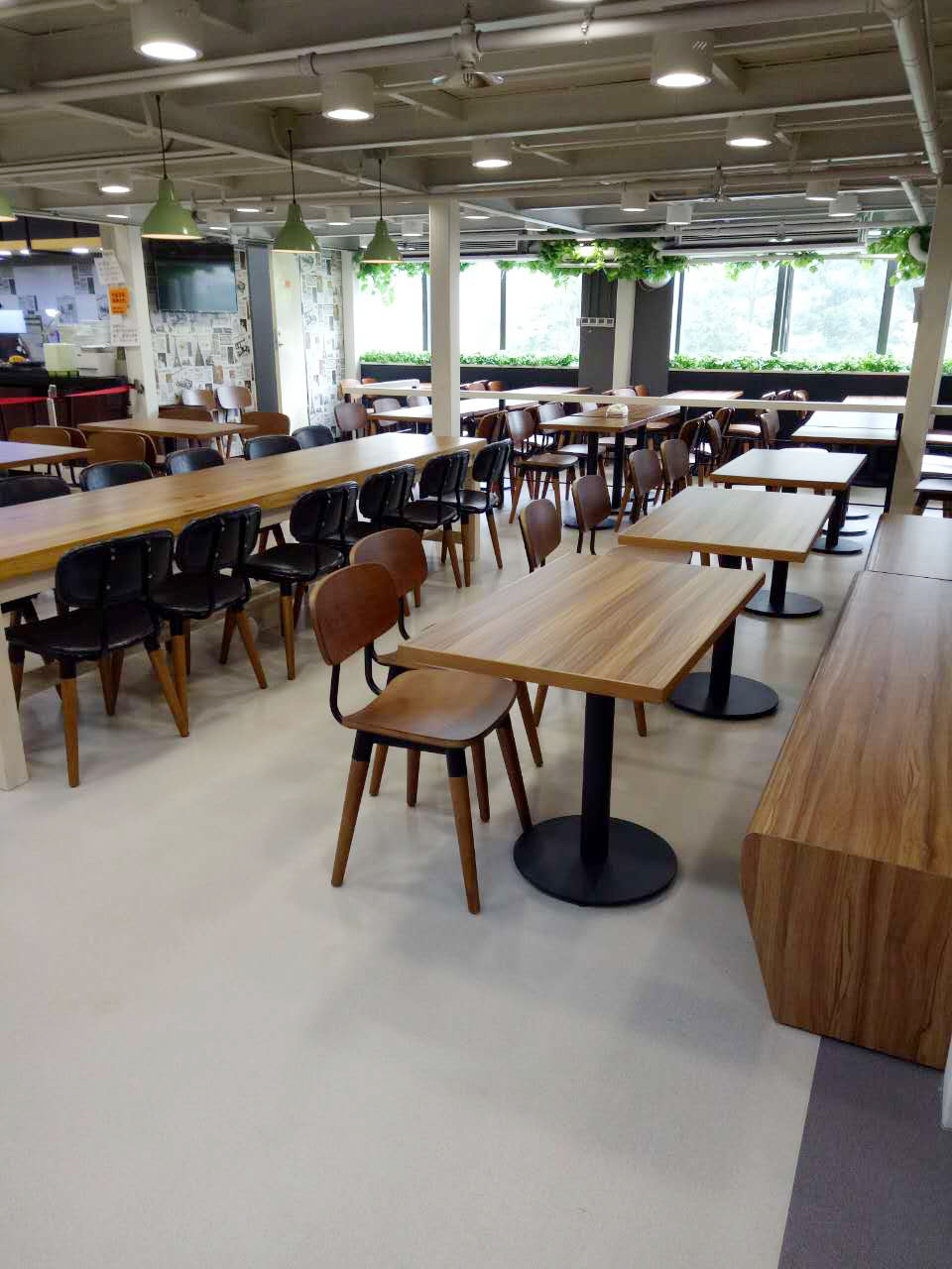 食堂实木餐桌椅展示图
